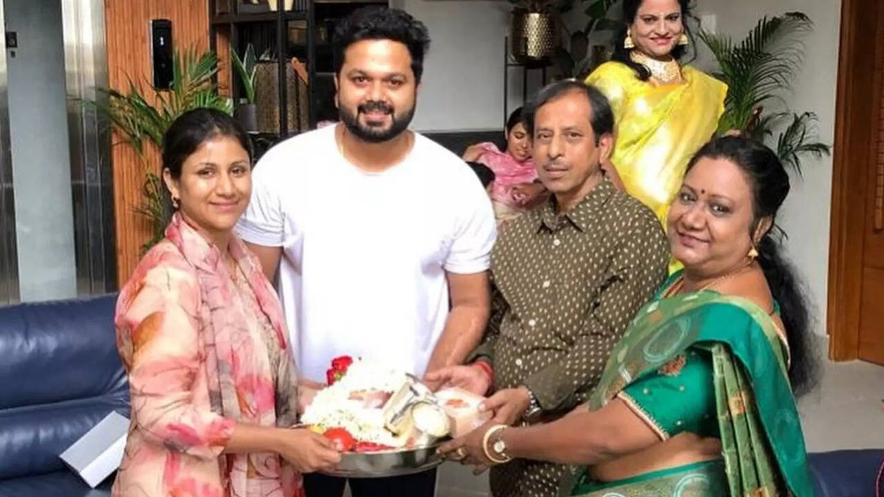  5 ஆண்டுகளுக்கு பின்பு குடும்பத்துடன் இணைந்த ஆல்யா மானசா... மகளை தேடி வந்த அப்பா - அம்மா எமோஷனல் தருணம்! 