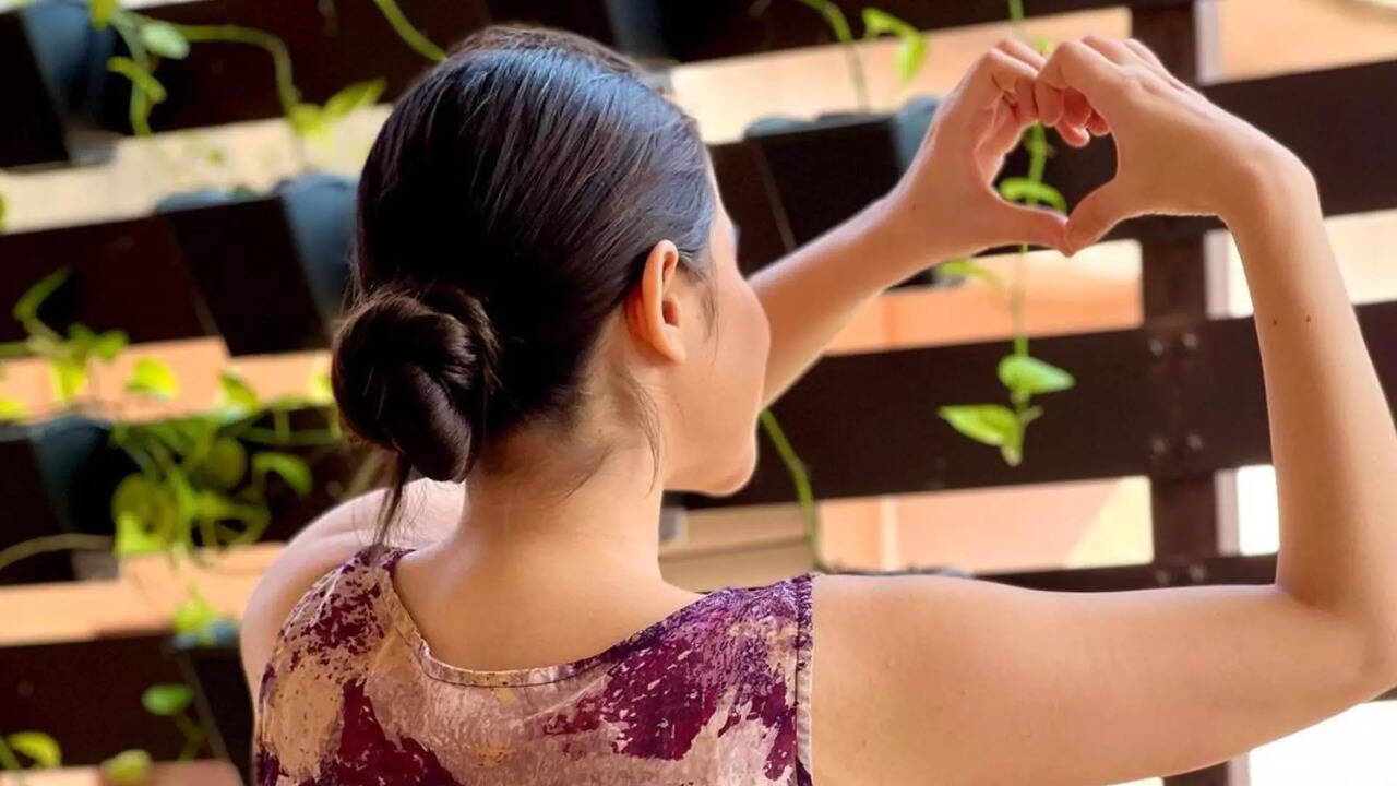  கண்டபடி தொட்டு தொல்லை...  ரசிகர்கள் பிடியில் சிக்கி தவித்த நடிகை! 