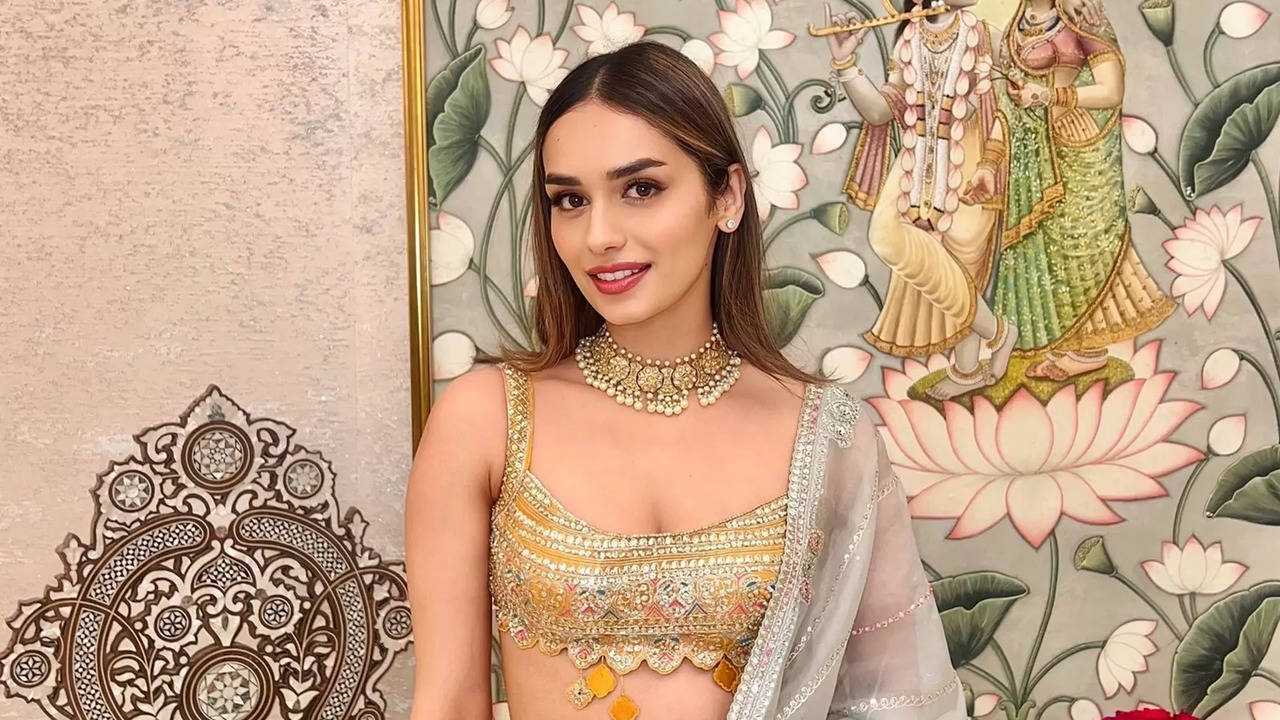 Manushi Chhillar Seeks Blessings At Siddhivinayak Temple, Calls It 'Best'