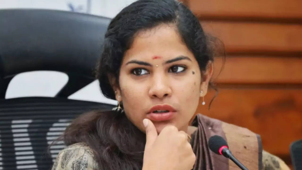 Mayor Priya (3)