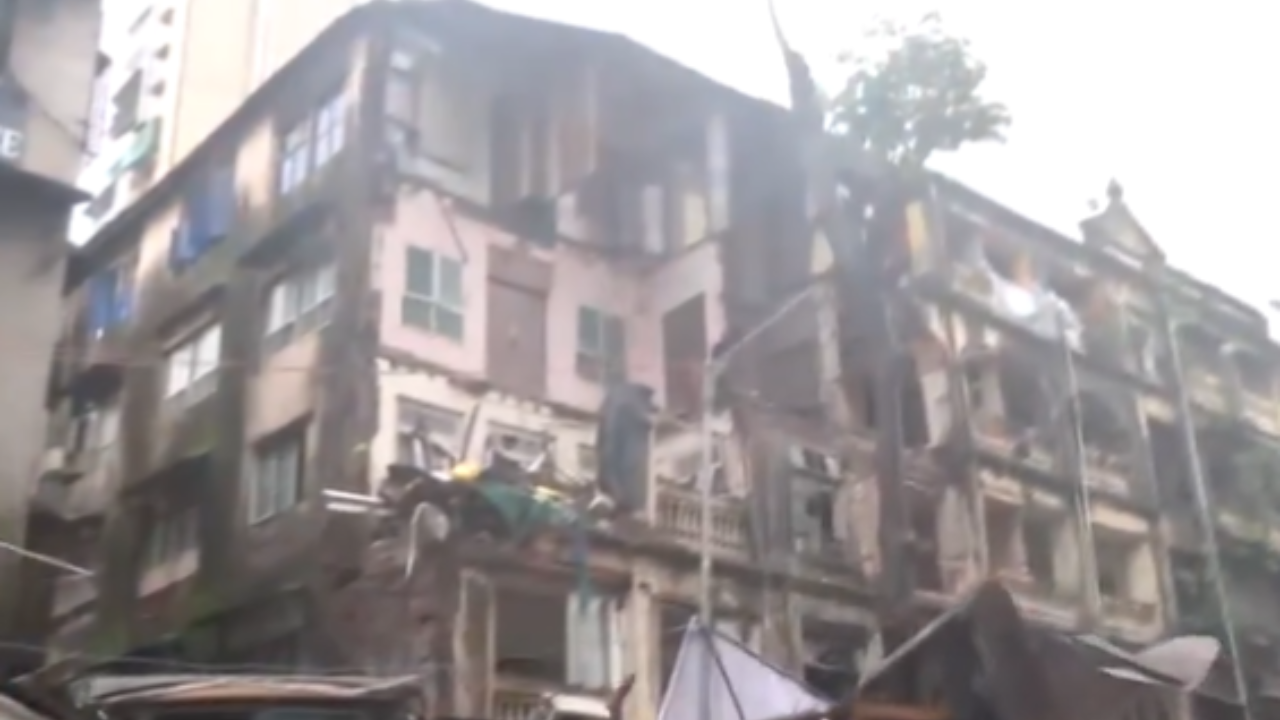 Part of balcony collapses in Mumbai