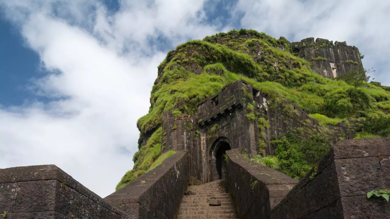 5 Quiet Hill Stations Near Mumbai That Are Perfect For Long Weekend Getaways. Credit: Canva