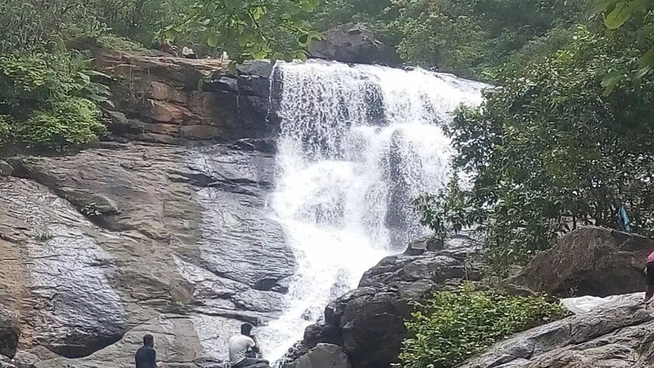 Chinchoti Waterfall (Photo: Wikipedia)