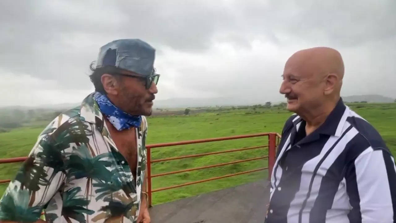 Anupam Kher, Jackie Shroff Enjoy Nature At Latter's Farmhouse. Watch Video