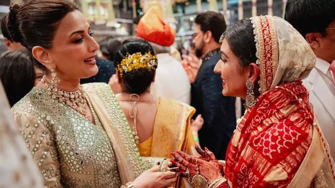 Bride Radhika Merchant Sweetly Greets Sonali Bendre, Family In UNSEEN Photos From Wedding With Anant Ambani