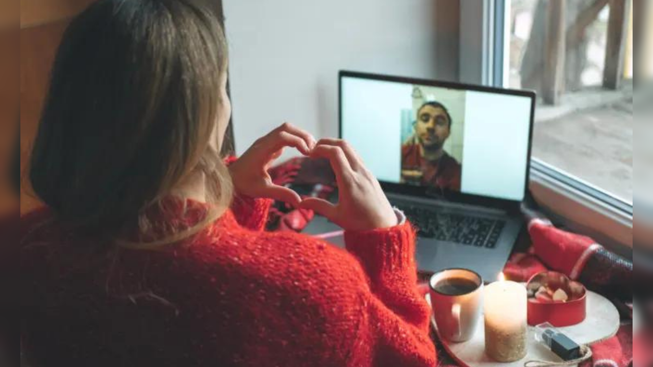 plane virtual date ideas with your partner in a long distance relationship