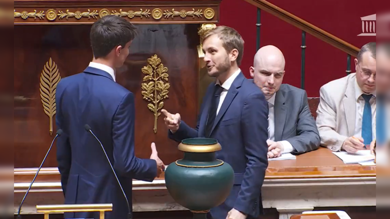 rock paper scissors in French Parliament