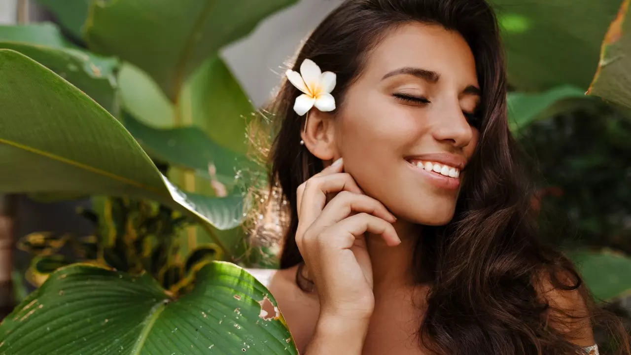 Ayurvedic Tips To Keep Your Hair Shiny And Frizz-Free In Monsson