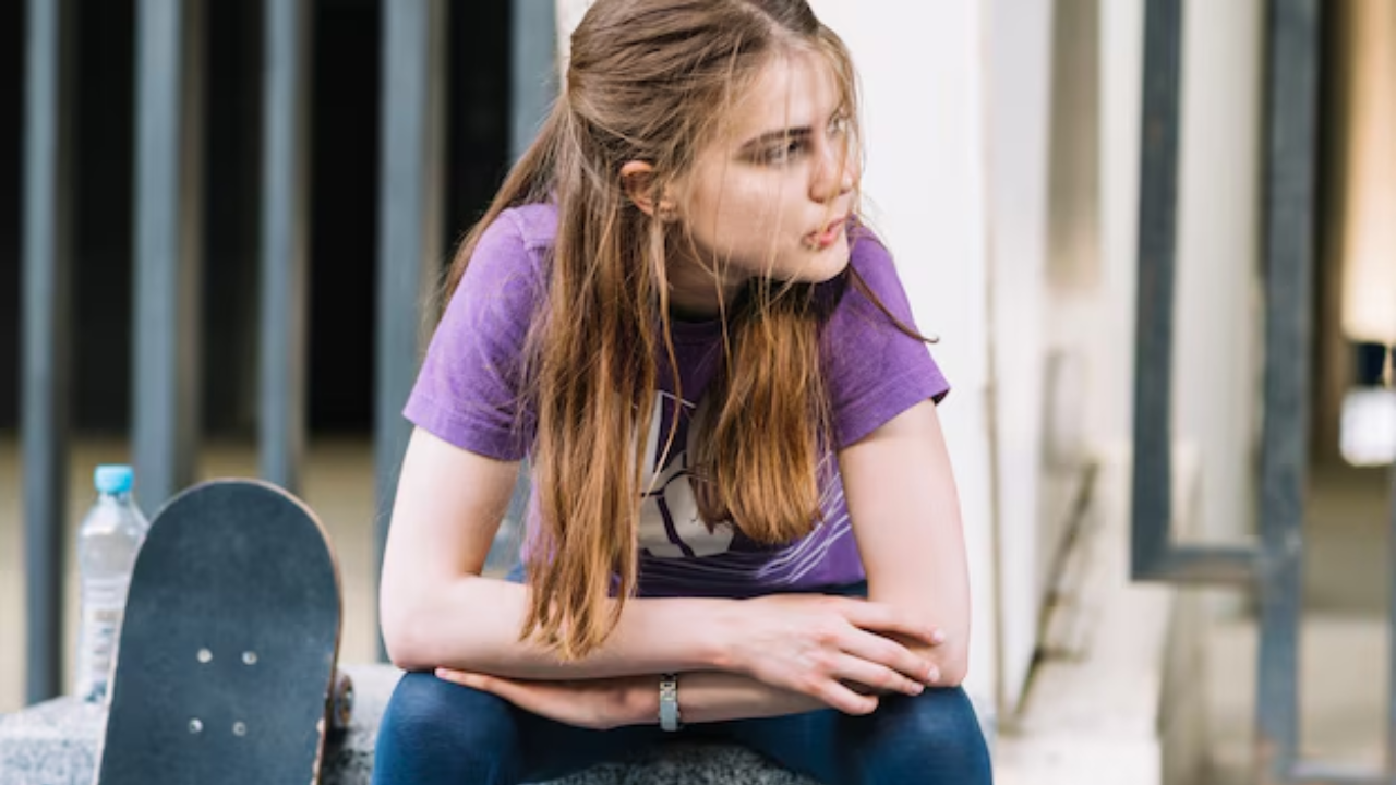 Teenager reaching out (Credit-Freepik)