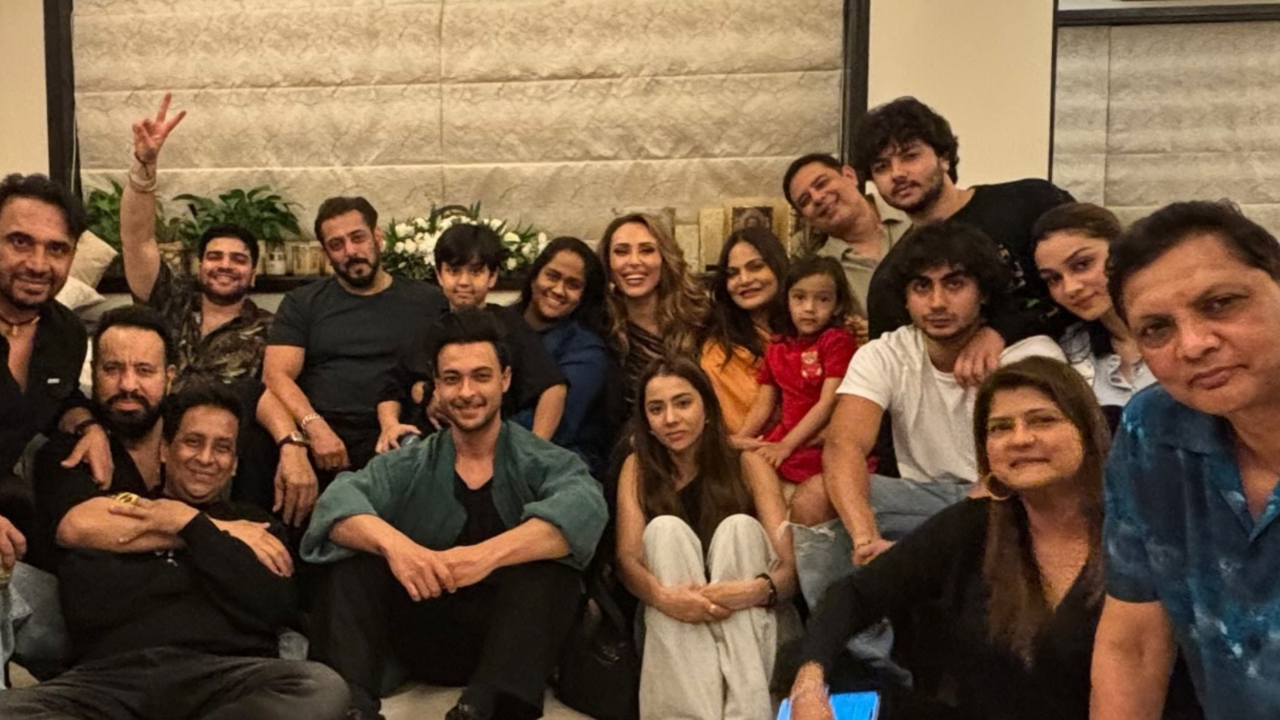 Salman Khan And Family Come Together To Make Iulia Vantur's Birthday Special, See Pics