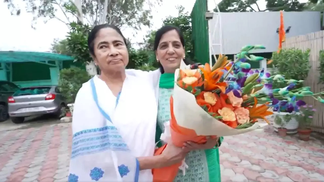 Mamata Banerjee with Sunita Kejriwal