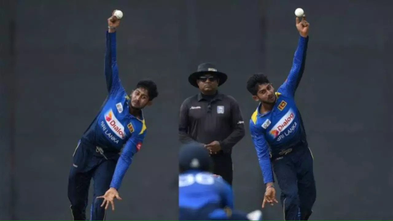 Kamindu Mendis Turns Two-Handed Spinner! Bowls With Both Hands During IND vs SL 1st T20I