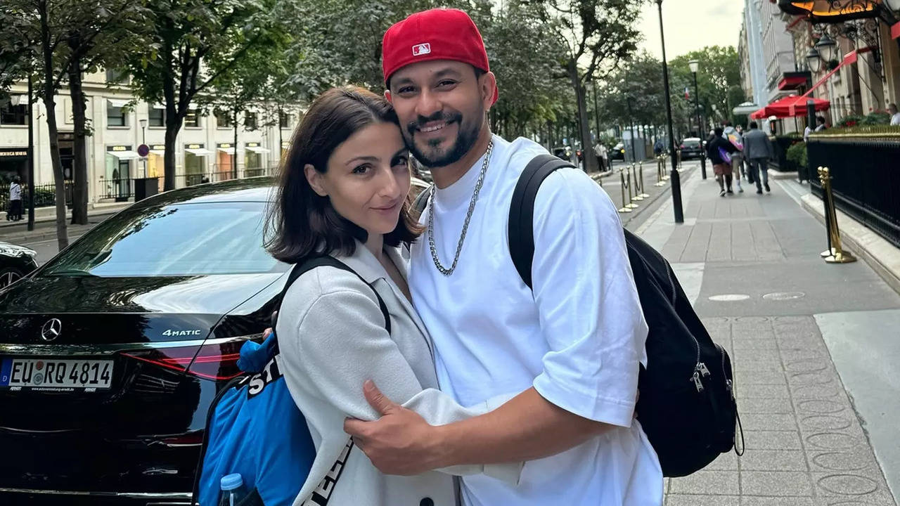 Soha Ali Khan, Kunal Kemmu Revisit Paris To Celebrate 10 Years Of Engagement