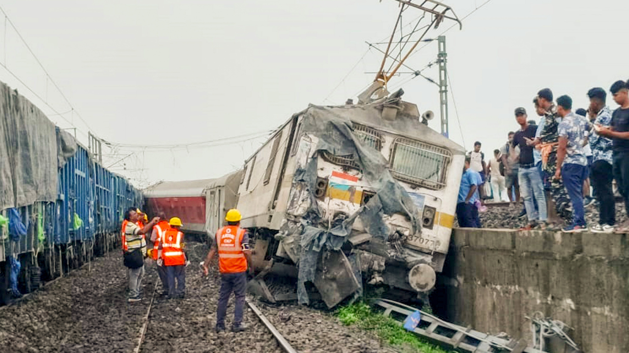 Jharkhand Train Accident Today Highlights  Two Killed 20 Injured As 18 Coaches Of Howrah-Mumbai Derail 