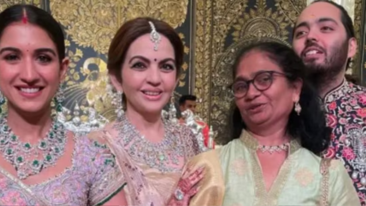 Lalita Dsilva With Ambani  Family (Photo: Instagram/lalitadsilva2965)