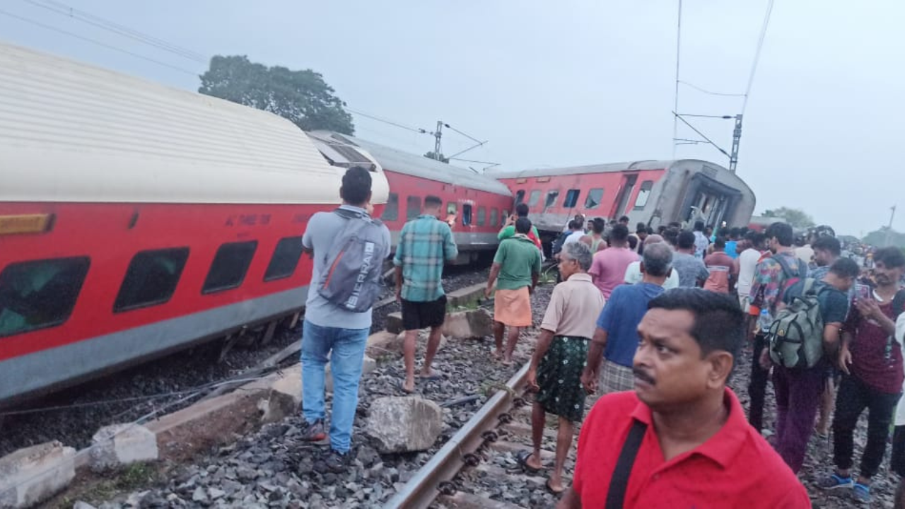 Train Accident howrah Mumbai mail derailed in Jharkhand many injured rescue operation started