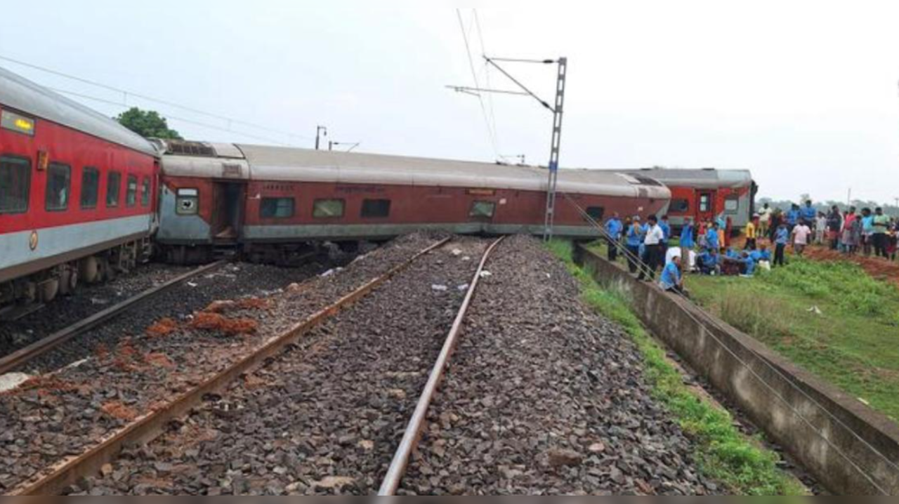 Howrah-Mumbai Mail Derails