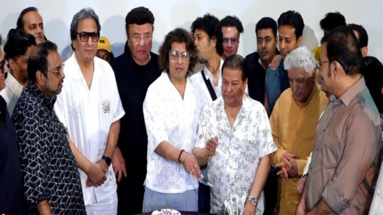 Sonu Nigam's 51st Birthday Bash: Javed Akhtar, Shankar Mahadevan, Shaan Join Celebrations. WATCH Viral Video (Image Credits: ANI)