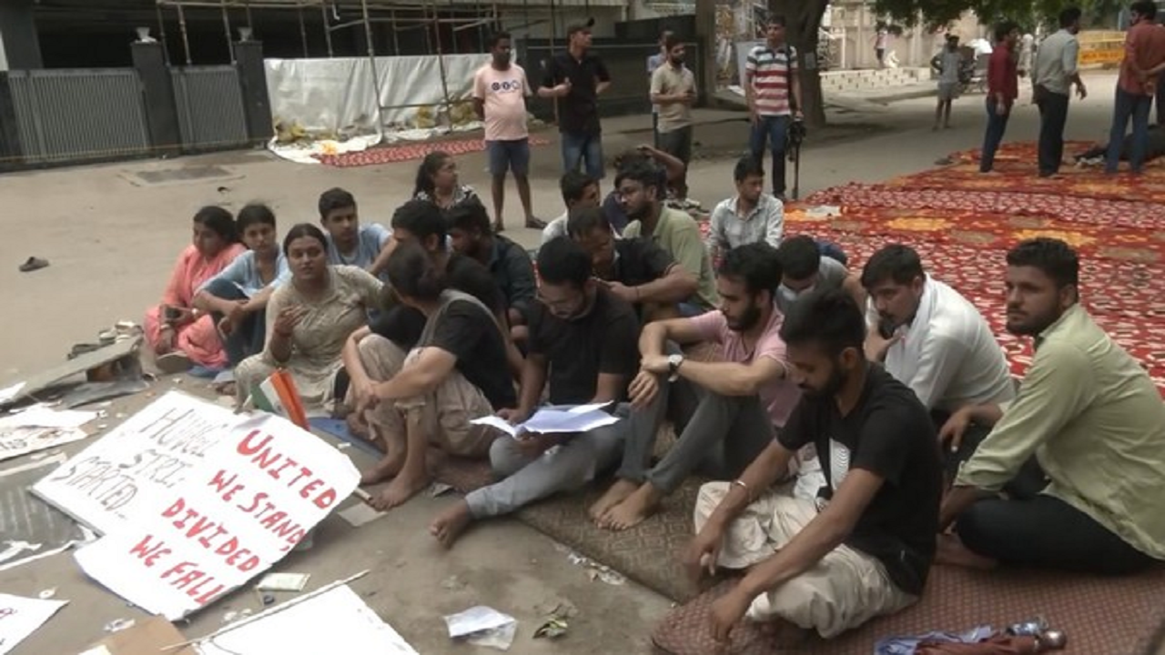 MCD Official Meets Protesting Students; Admits 'Failure'