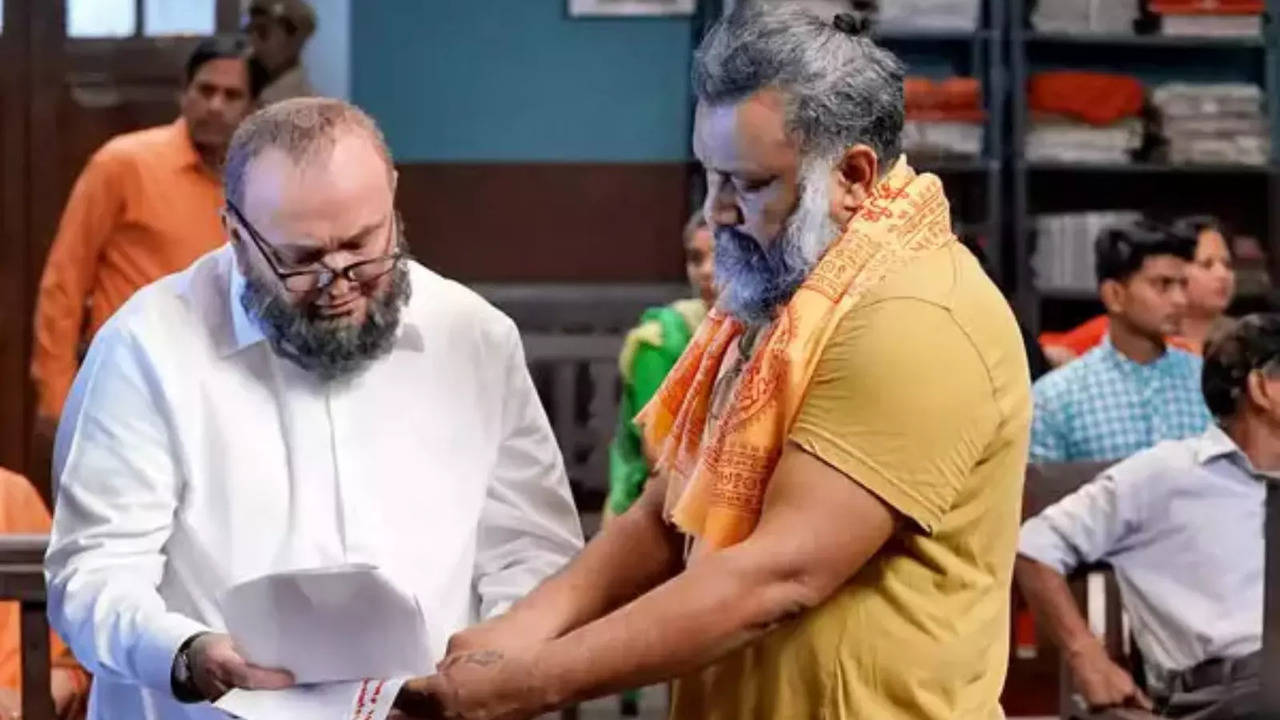 Anubhav Sinha With Rishi Kapoor On Mulk Set