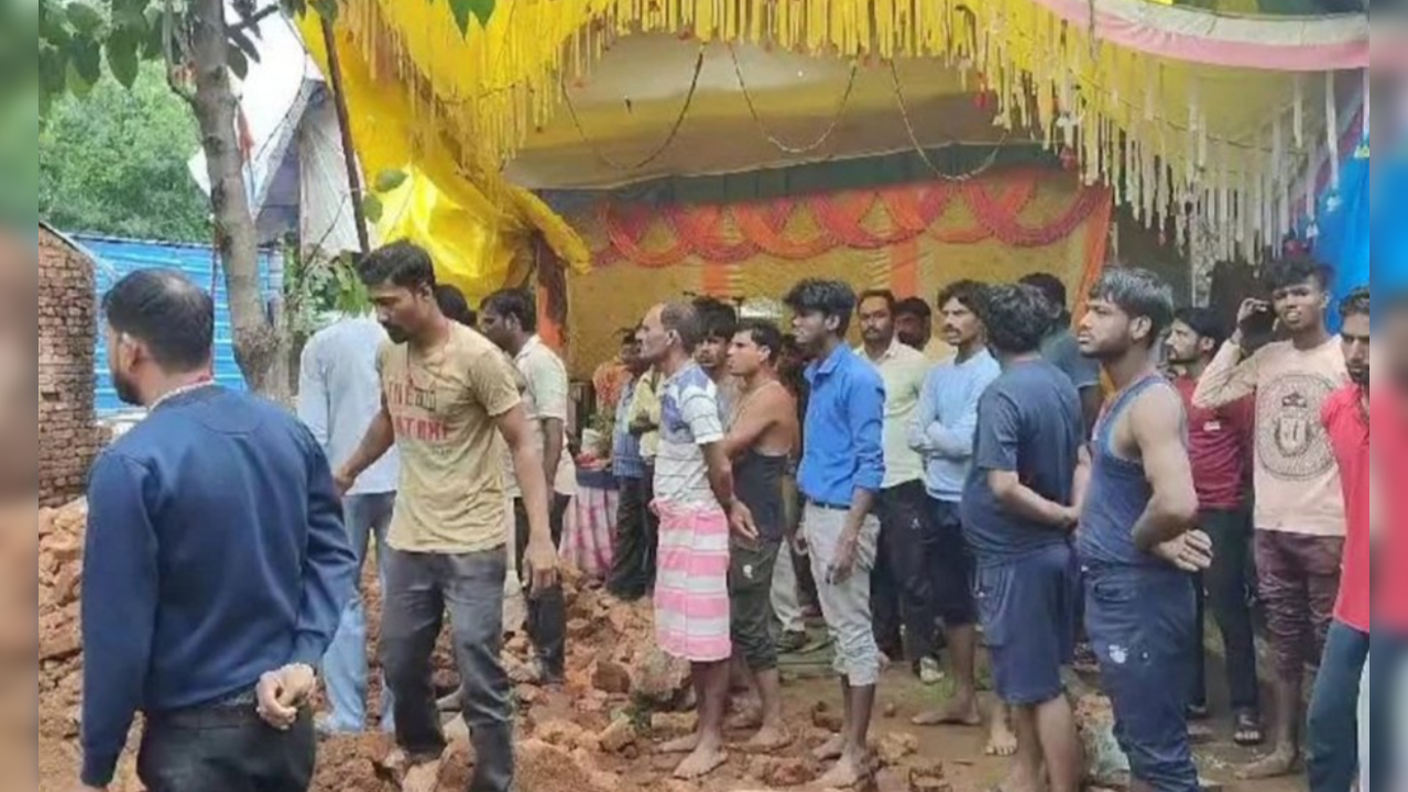 Wall of a temple collapsed in Sagar amid heavy rains