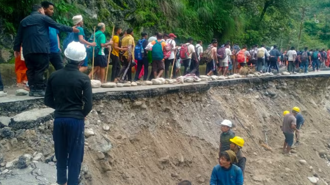 Pilgrims Traverse Washed-Away Trekking Route to Kedarnath in Uttarakhand's Rudraprayag District (Photo: PTI)