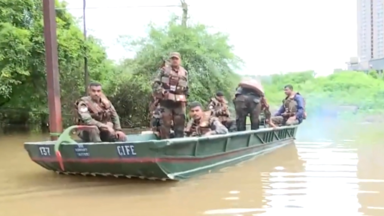 Indian Army doing relief work in Pune