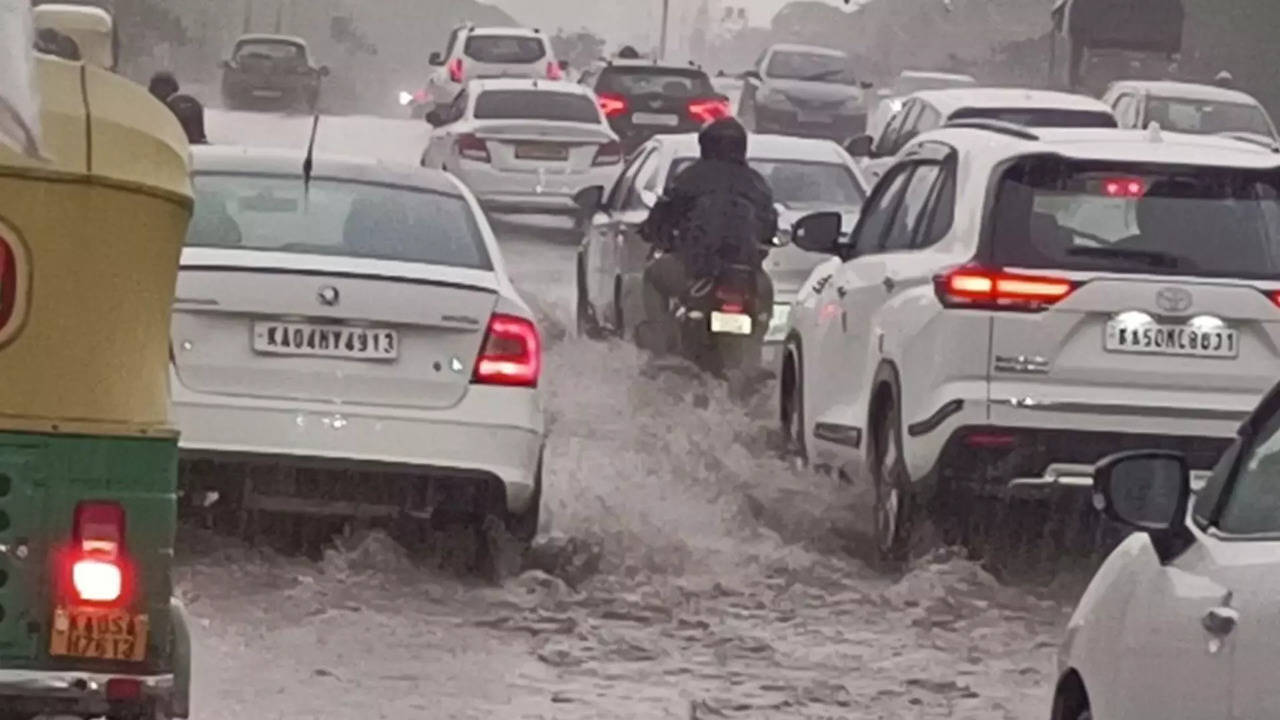 ಬೆಂಗಳೂರಿನಲ್ಲಿ ಭಾರೀ ಮಳೆಗೆ ಜನಜೀವನ ಅಸ್ತವ್ಯಸ್ತ