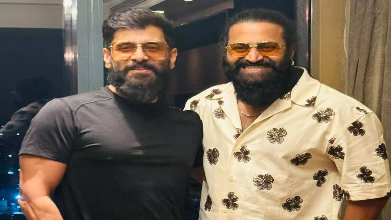 Kantara director Rishab Shetty meets his idol, Chiyaan Vikram after 24 years