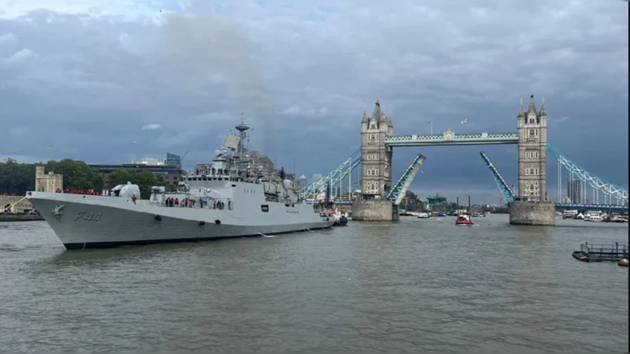 INS Tabar arrives at UK under the Tower Bridge