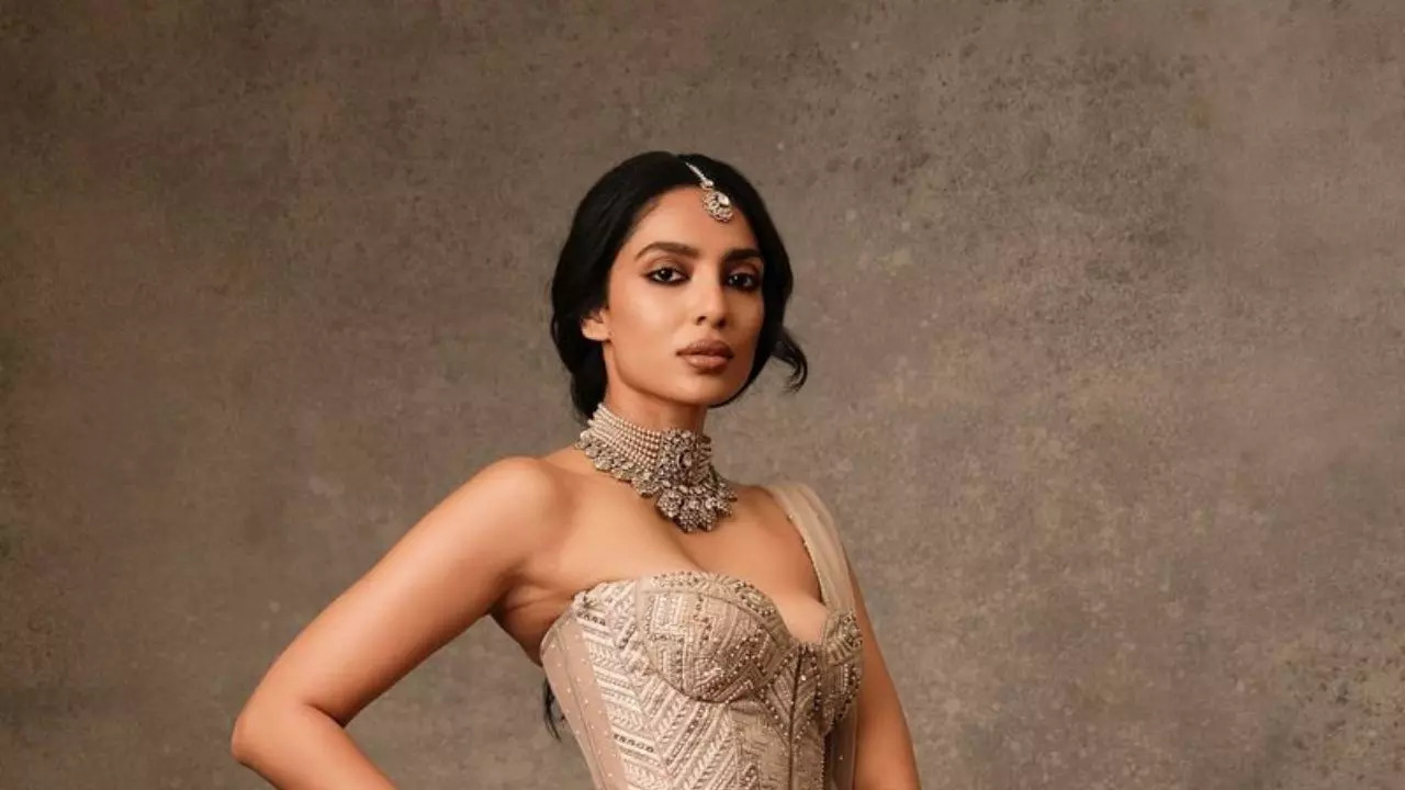 Sobhita Dhulipala’s Statement Brown Smoky Eyes Are To Die For, Here’s A Step-By-Step Guide To Recreate