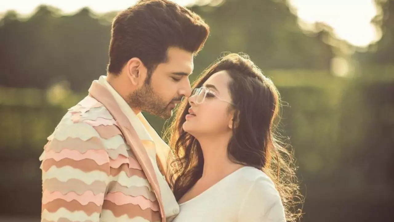 Karan Kundrra Calls Girlfriend Tejasswi Prakash His 'Dream Girl', We Are Swooning!