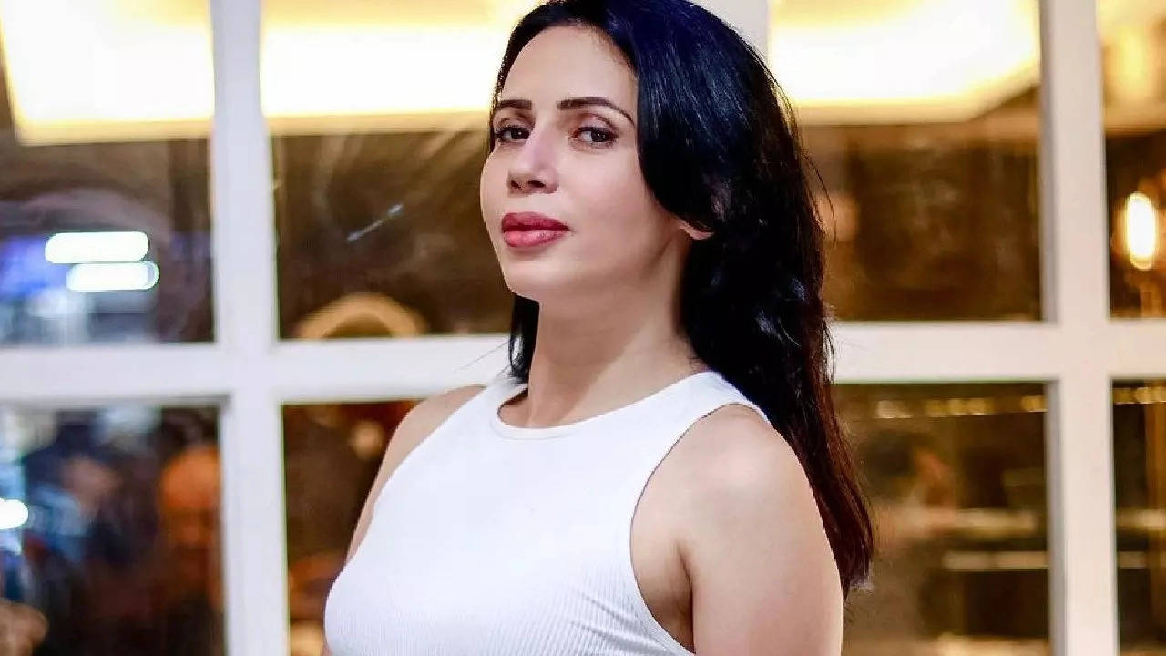 Rozlyn Khan Talks About Her Breast Cancer: 'We Live In Fear Of A Relapse'