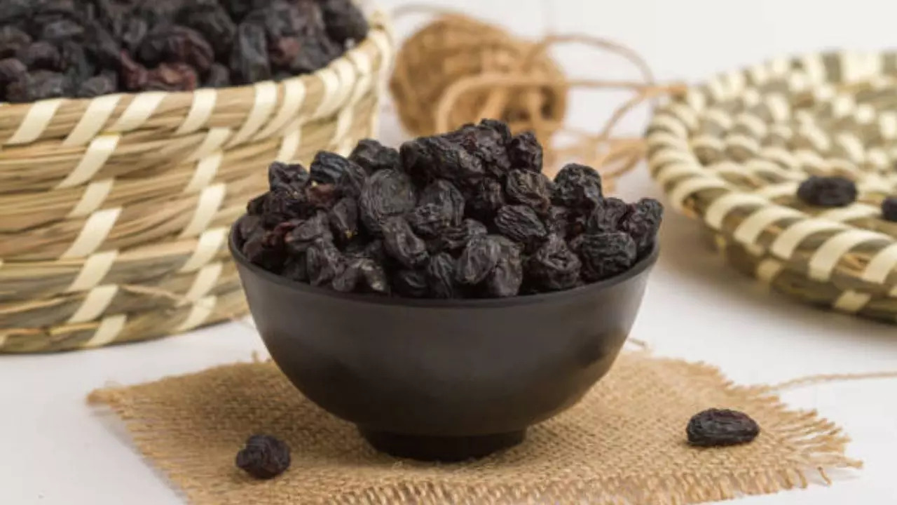 Feeling Constipated? Have Black Raisins And Milk To Ease Your Bowel Movement