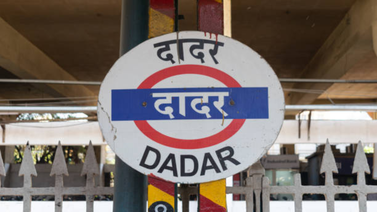 Man found dead in train at Dadar railway station.