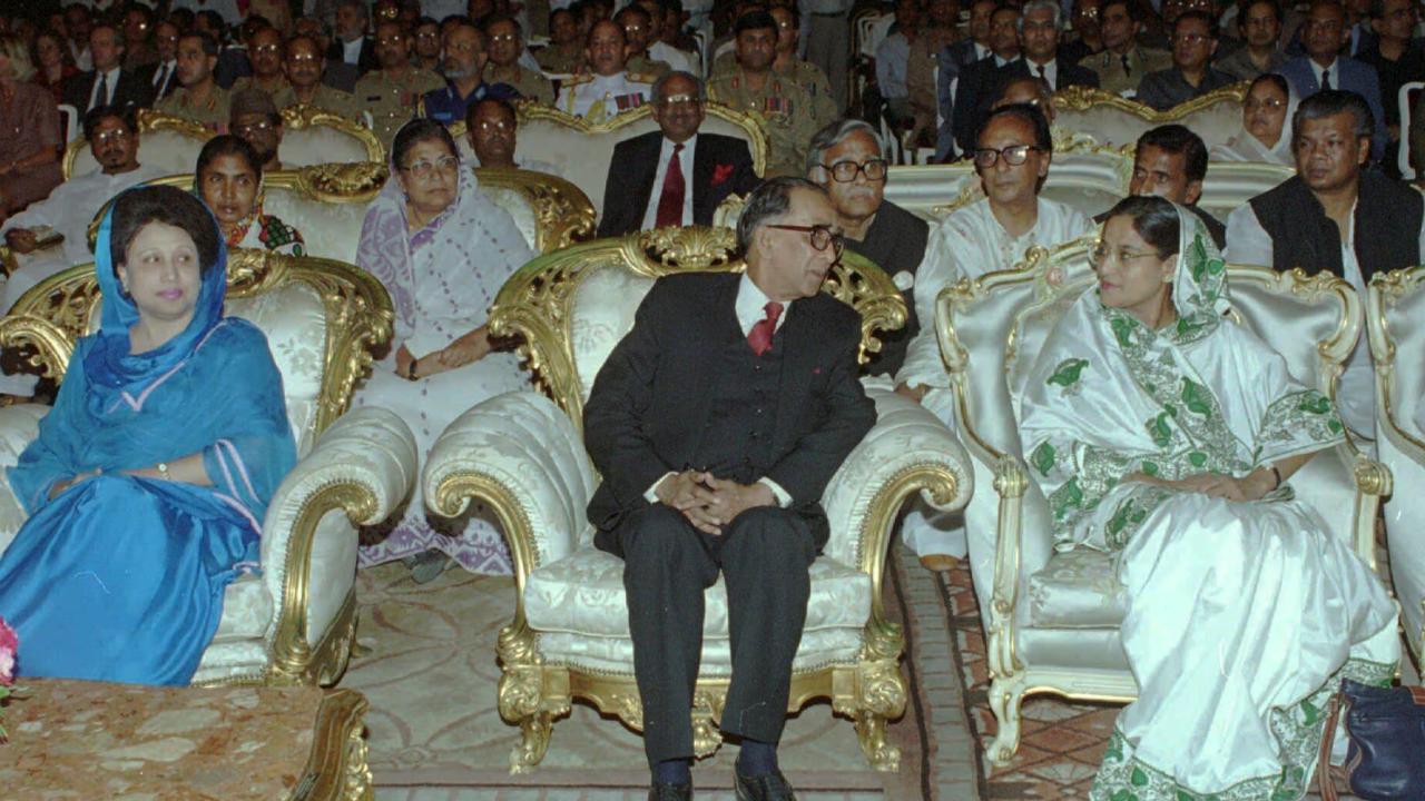 Khaleda Zia, left, looks over as new interim leader Mohammad Habibur Rahman speaks with Awami League leader Sheikh Hasina, right, at Rahman's swearing-in ceremony in Dhaka Saturday, March 30, 1996