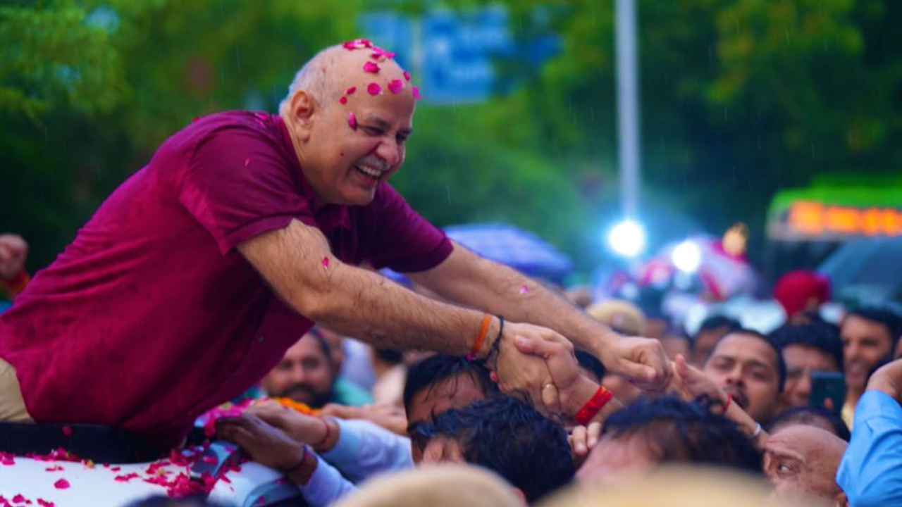 Manish Sisodia greets AAP workers