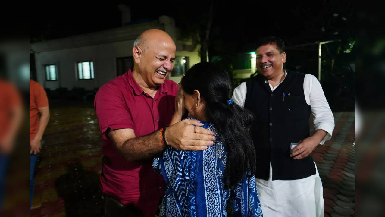 Manish Sisodia meets Arvind Kejriwal's wife Sunita Kejriwal