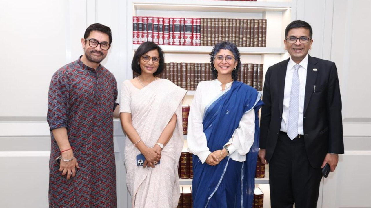 SC Helds Screening Of Laapataa Ladies In Complex. Filmaker Kiran Rao Expresses Gratitude While Posing With CJI DY Chandrachud