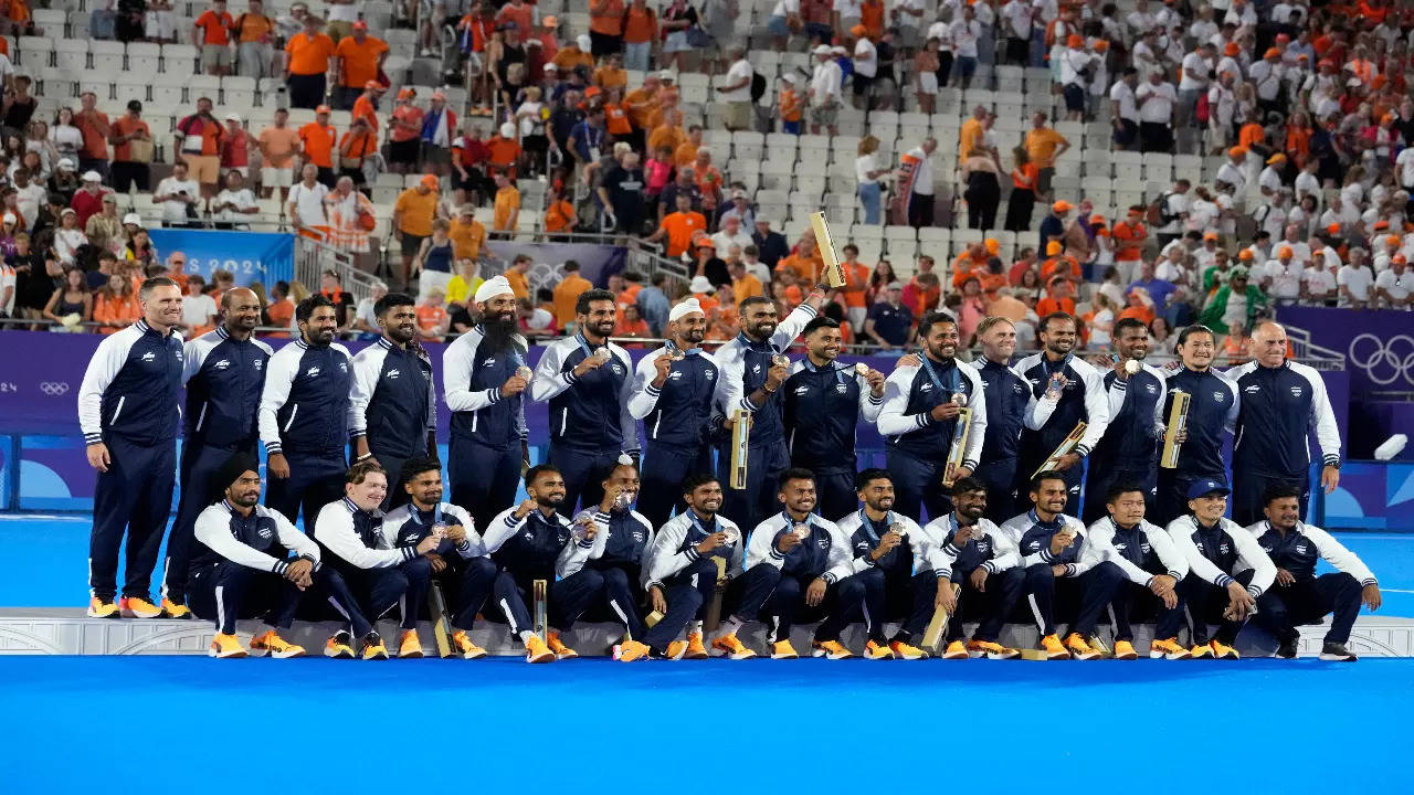 India hockey team members with their bronze medals