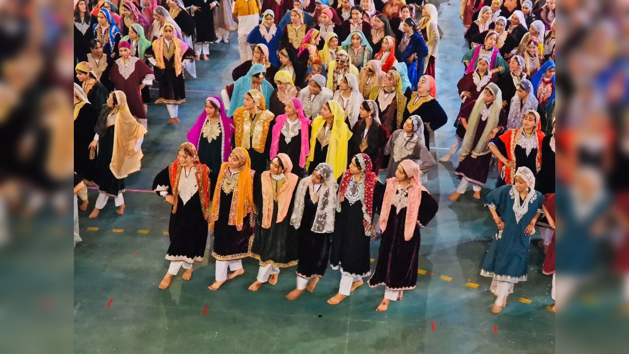 To Mark 78th I-Day, 10000 Baramulla Women Shatter Records With The Largest Folk Dance | Times Now