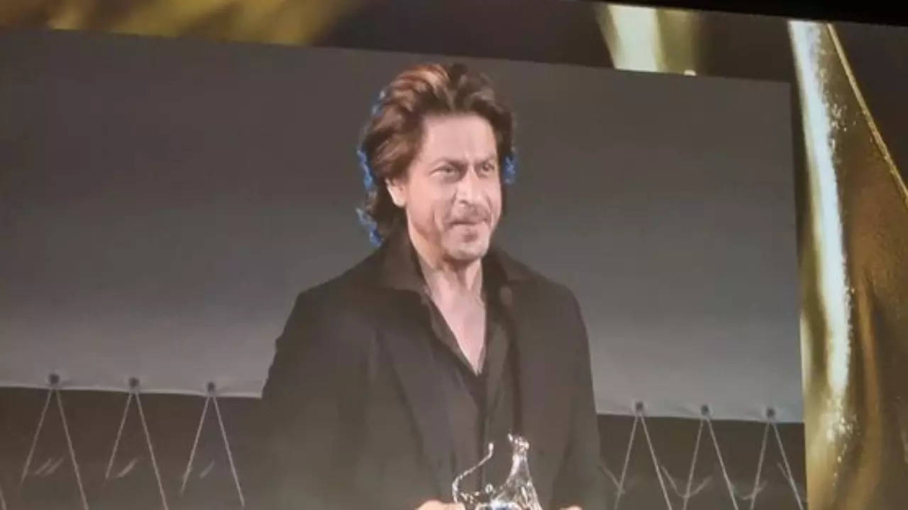 SRK Being SRK! Superstar's Speech After Winning Pardo Alla Carriera Award At Locarno Film Festival Wins Heart