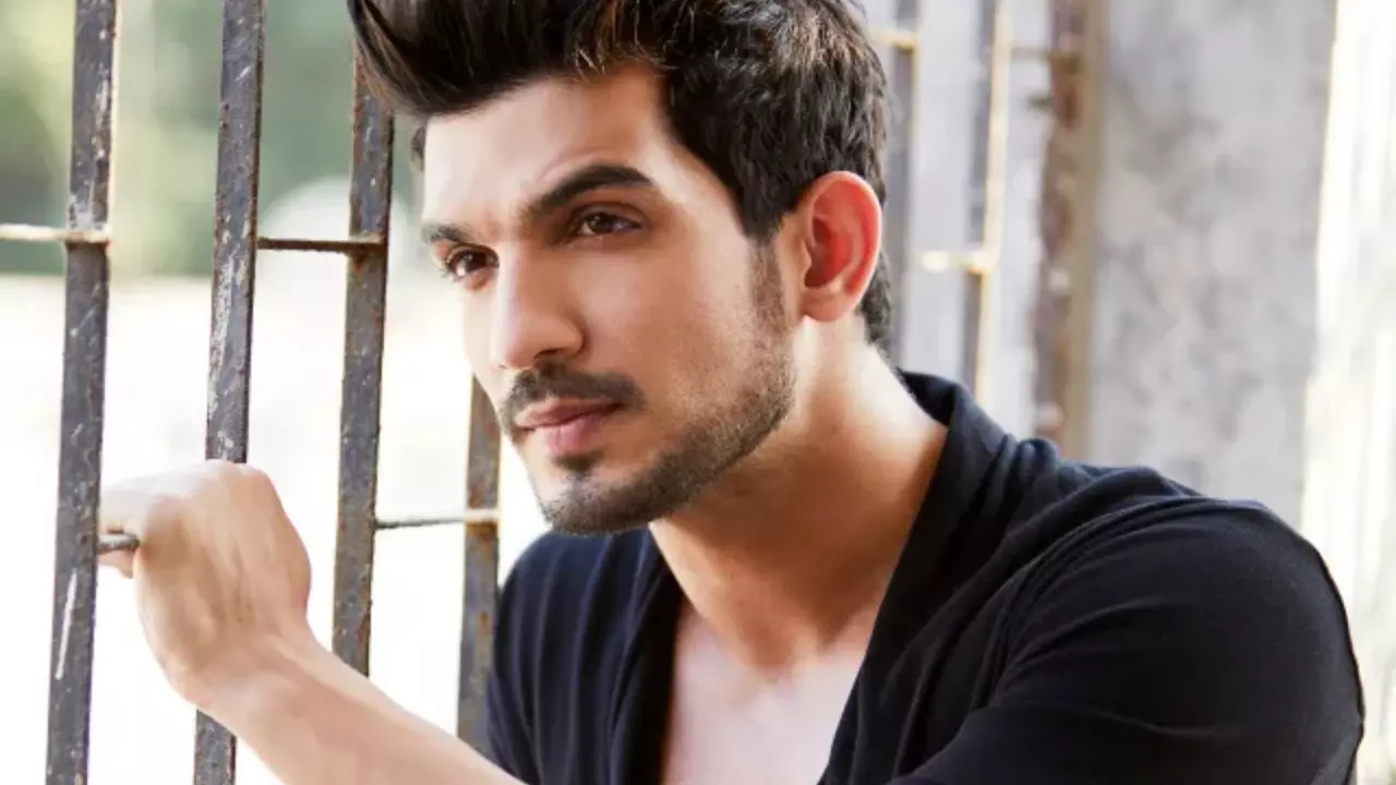 Arjun Bijlani RUBBISHES Rumours Of Participating In Bigg Boss 18