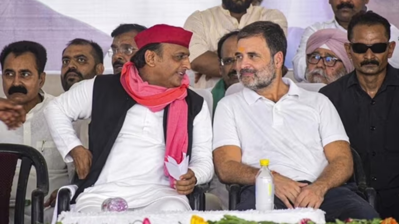 ​Samajwadi Party chief Akhilesh Yadav with Congress MP and LoP Lok Sabha Rahul Gandhi​