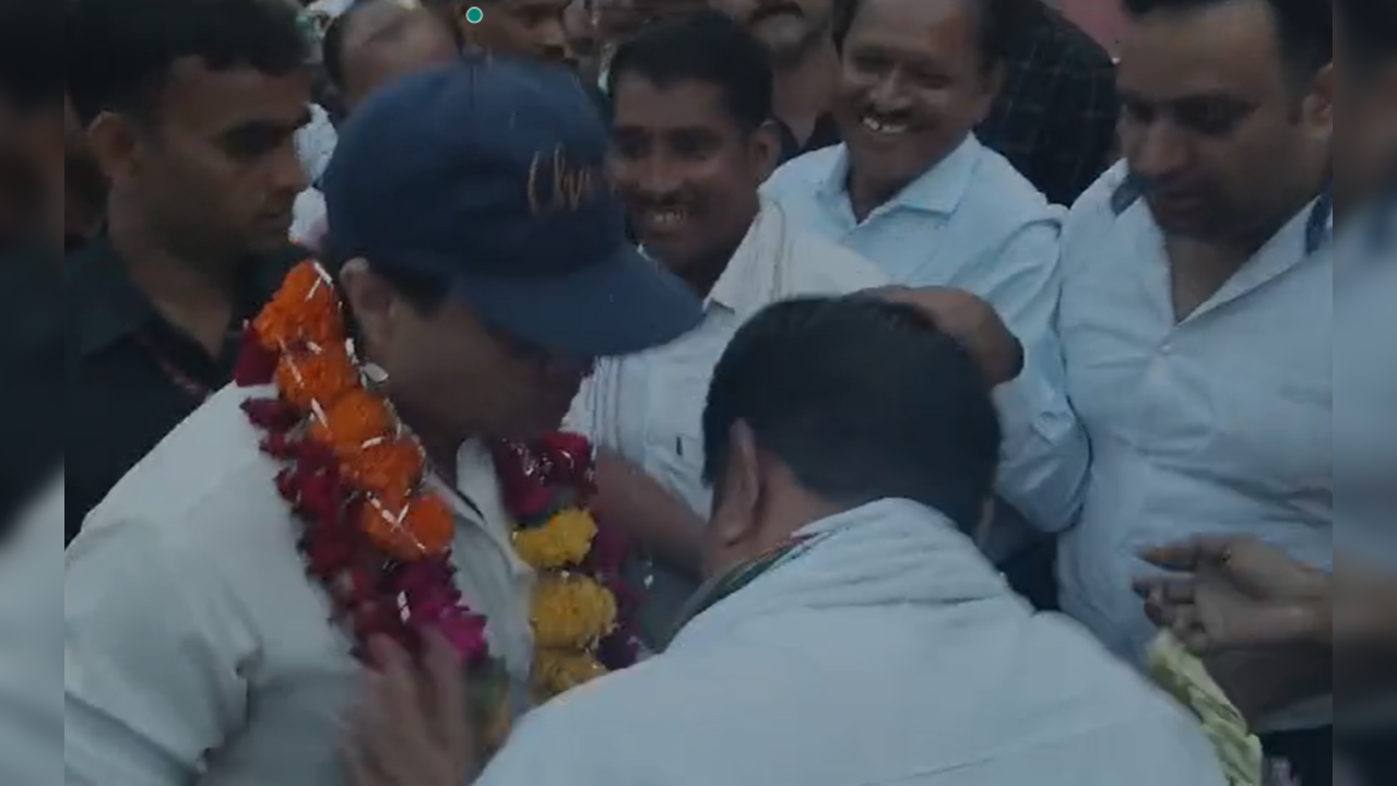 Congress MLA Touches Jyotiraditya Scindia's Feet