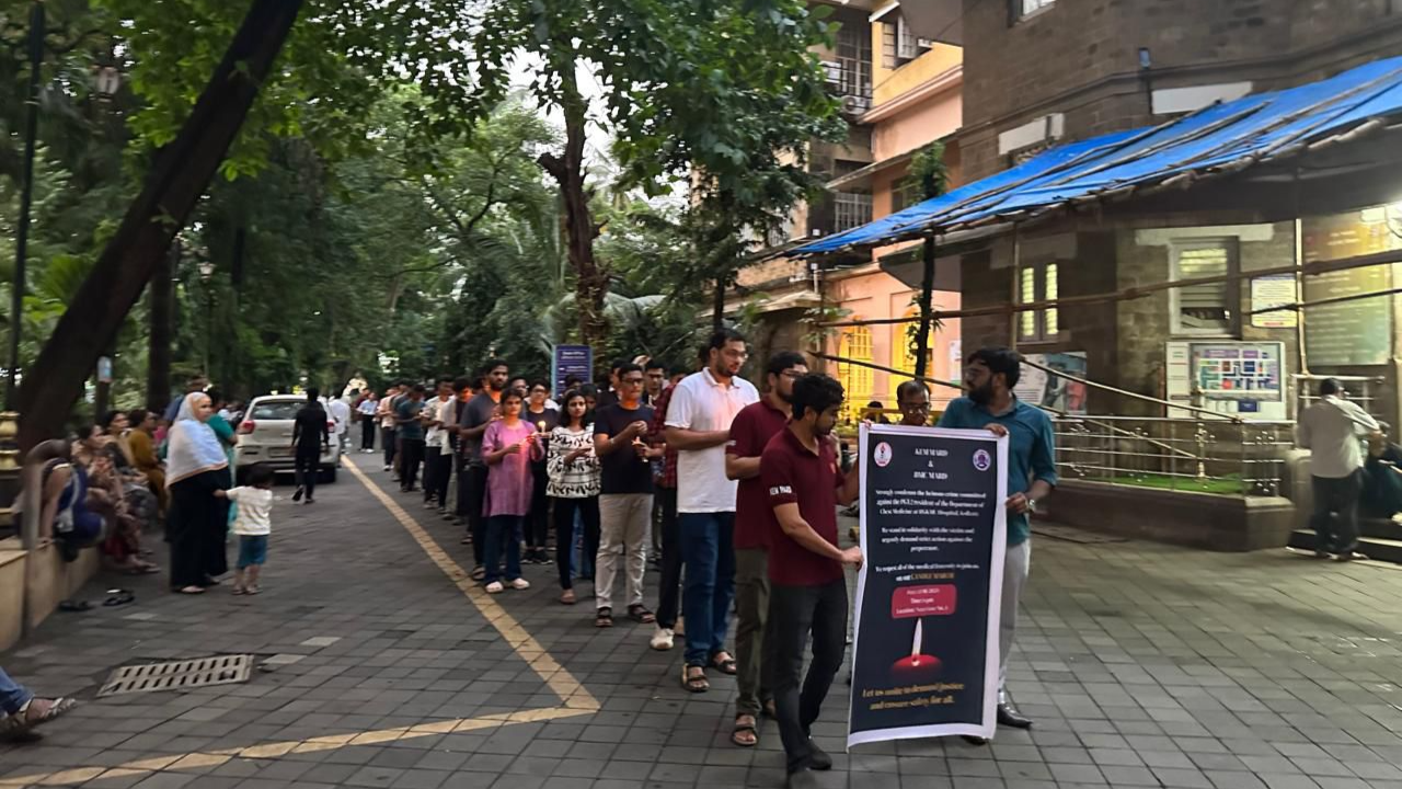 The resident doctors carried out a candle march