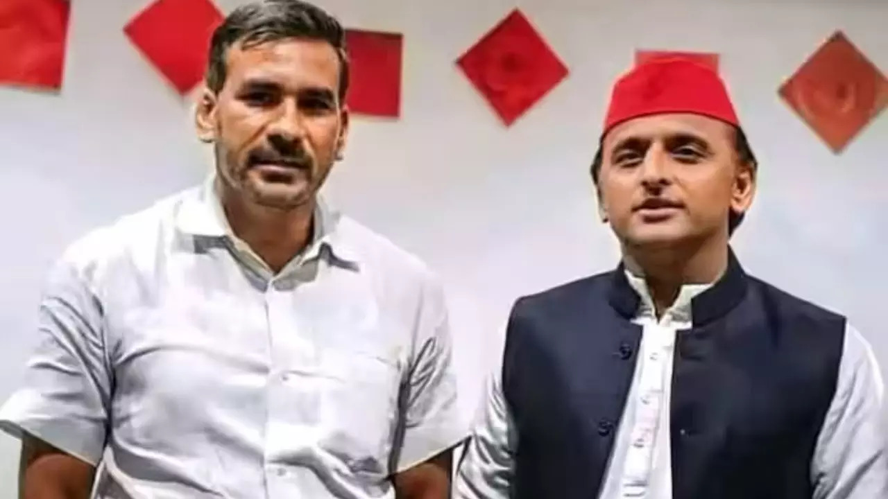 Accused SP leader Nawab Singh Yadav with party chief Akhilesh Yadav