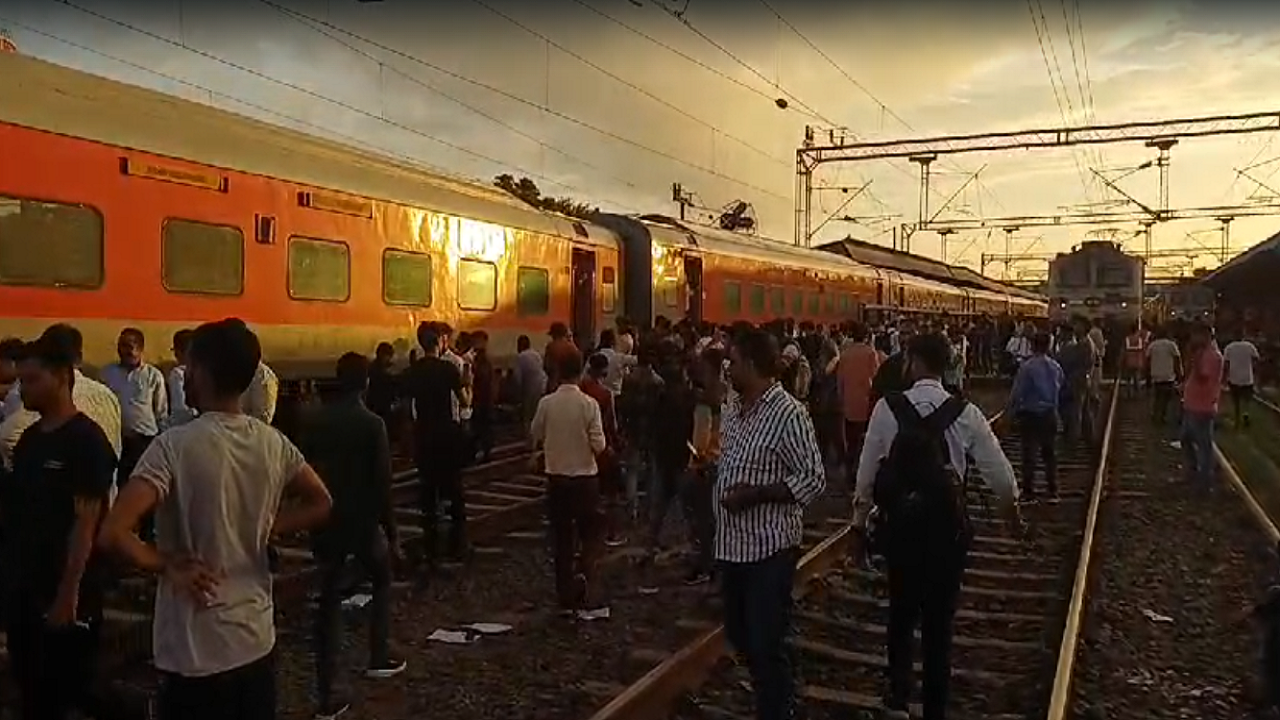 Kamalapati-Saharsa Train Derailed at MP's Itarsi Railway Station