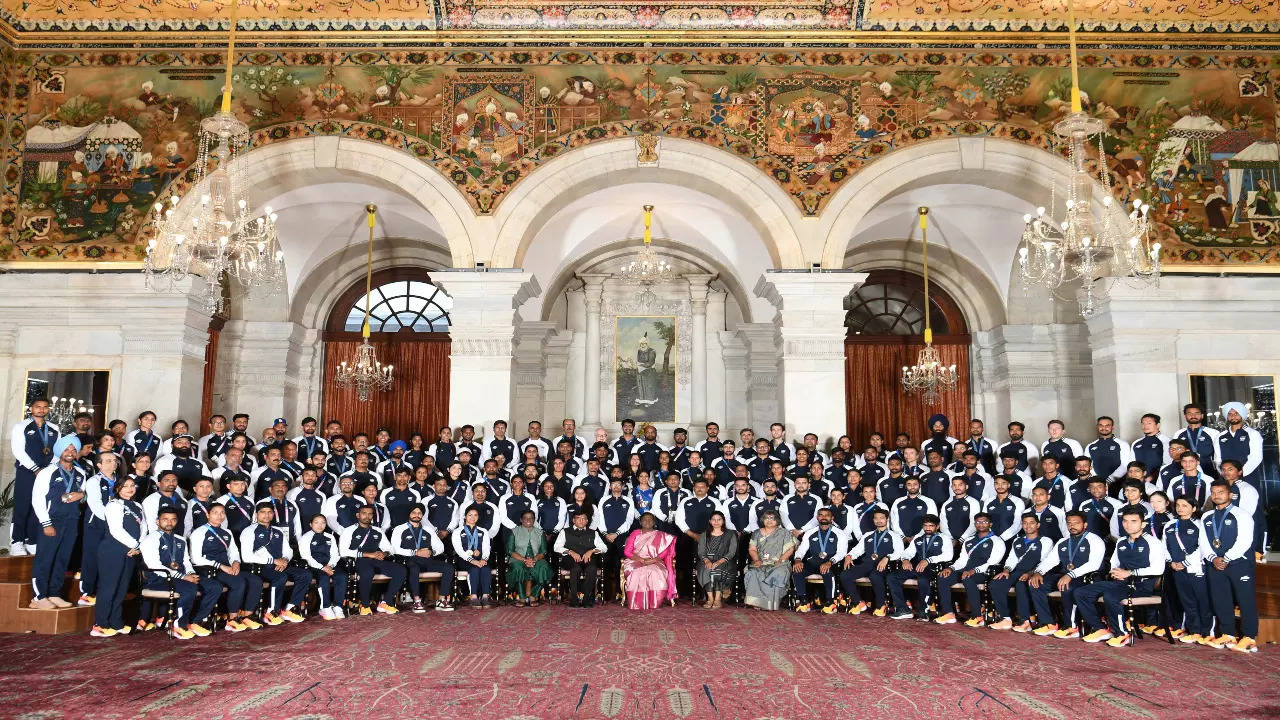 President Droupadi Murmu meets India's Olympic contingent