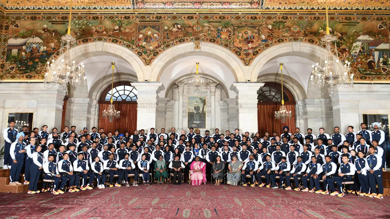 President Droupadi Murmu meets India's Olympic contingent